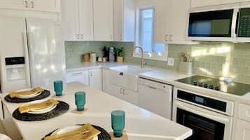 Jääkaappi, mikroaaltouuni, uuni, liesi