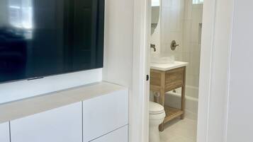Shower, hair dryer, bidet, towels