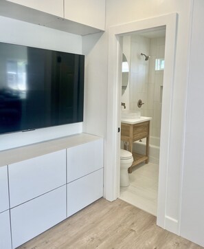 Shower, hair dryer, bidet, towels