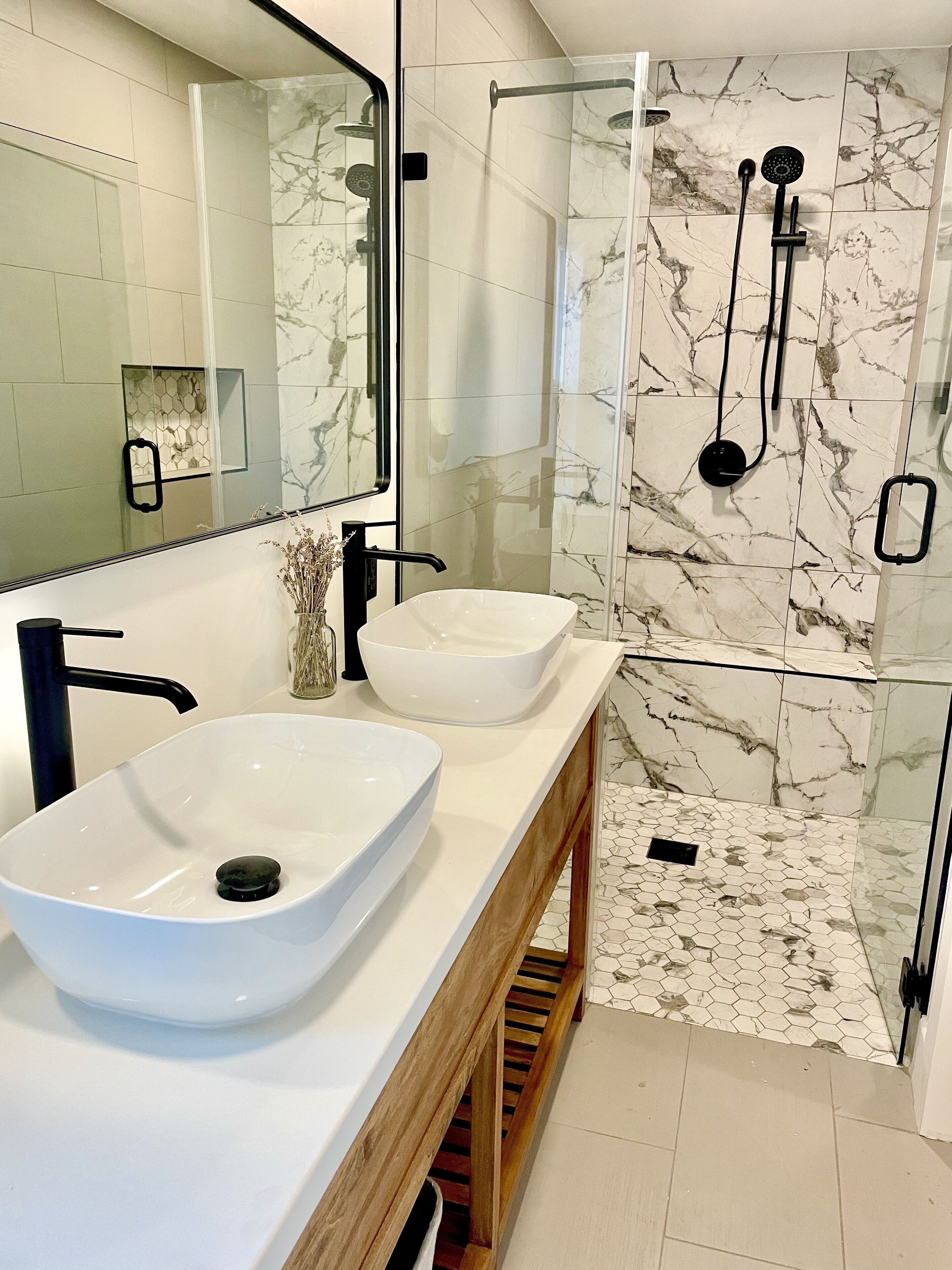 Shower, hair dryer, bidet, towels