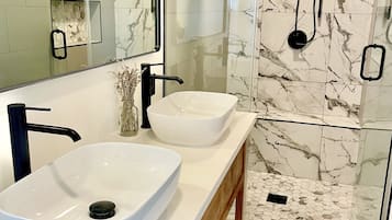 Shower, hair dryer, bidet, towels