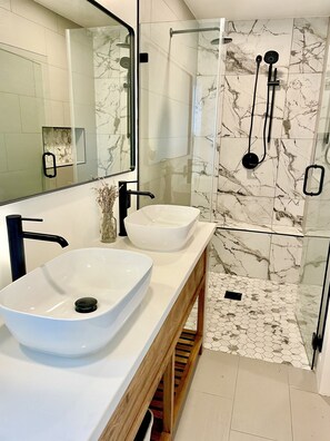 Dusche, Haartrockner, Bidet, Handtücher