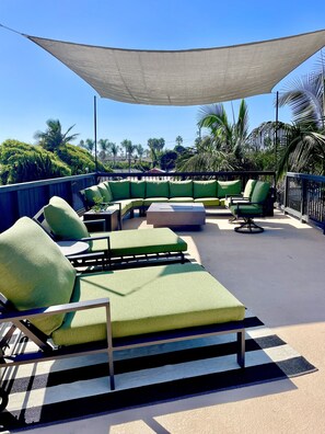 Property grounds - Stylish home with a rooftop deck. Restaurants, bars & beach are just steps away! (san diego)