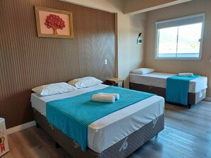 Habitación triple superior | Ropa de cama hipoalergénica y wifi gratis 