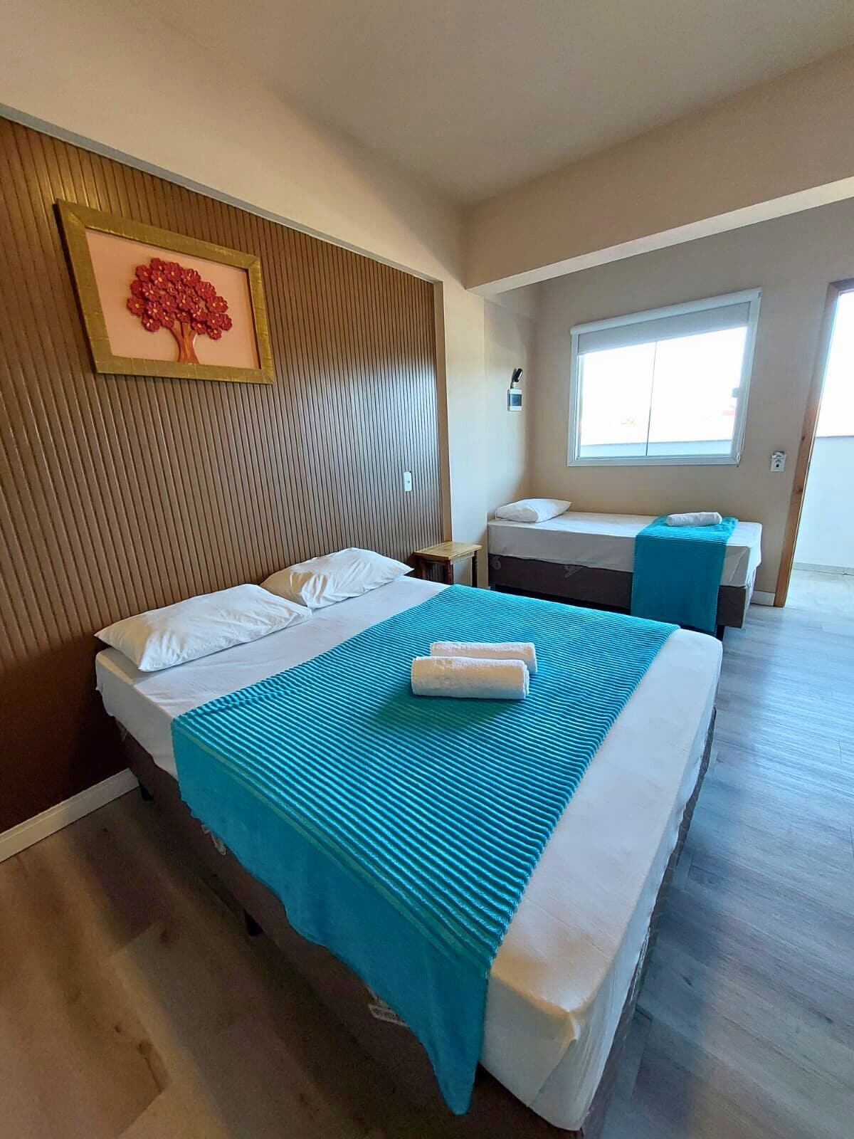 Quarto triplo superior | Roupas de cama antialérgicas, Wi-Fi de cortesia