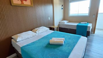 Quarto triplo superior | Roupas de cama antialérgicas, Wi-Fi de cortesia