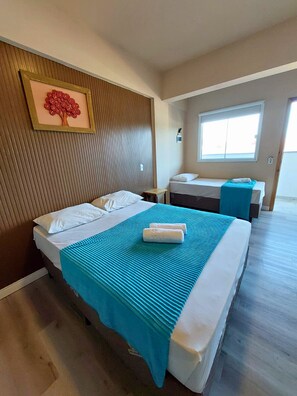 Habitación triple superior | Ropa de cama hipoalergénica y wifi gratis 
