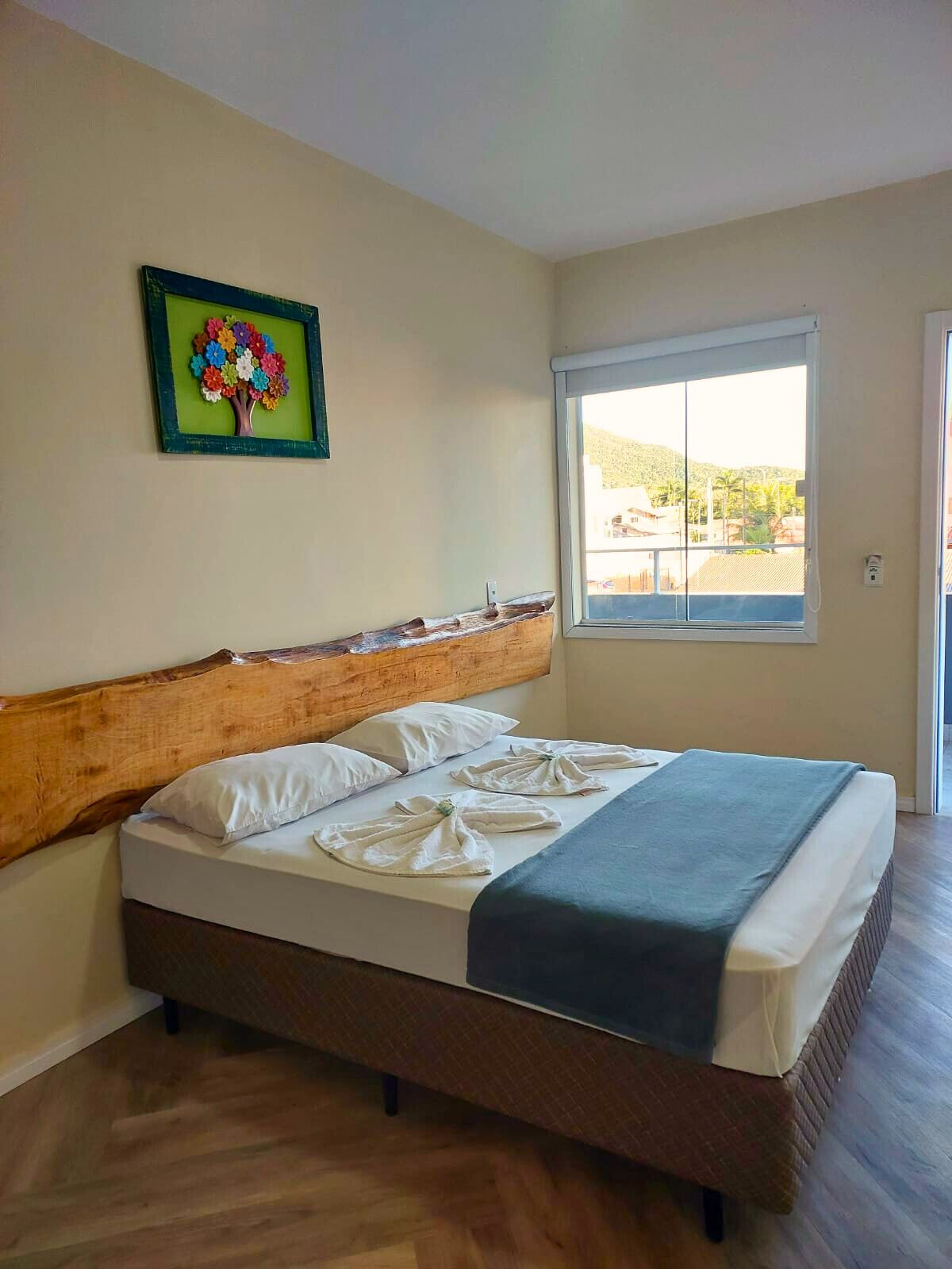 Quarto casal conforto | Roupas de cama antialérgicas, Wi-Fi de cortesia