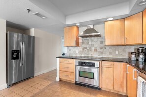 Een koelkast, een microgolfoven, een kookplaat, een vaatwasser