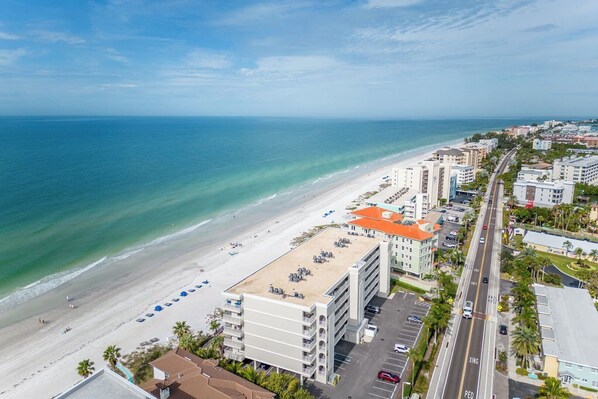 Beach nearby, sun-loungers, beach towels