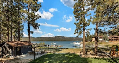 Lakefront View Stunner + Firepit+ Games