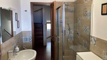 Doccia, asciugacapelli, bidet, asciugamani