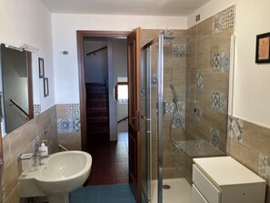 Dusche, Haartrockner, Bidet, Handtücher