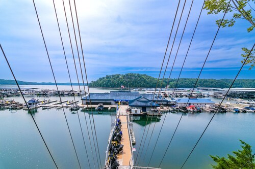 Cozy Lake Cumberland Retreat with hot tub, just above Jamestown Marina!



