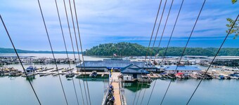 Cozy Lake Cumberland Retreat with hot tub, just above Jamestown Marina!


