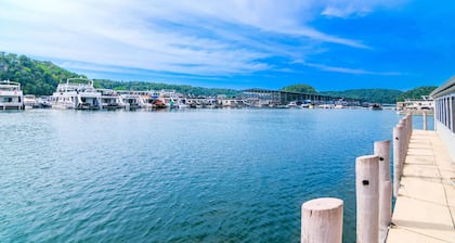 Cozy Lake Cumberland Retreat with hot tub, just above Jamestown Marina!
