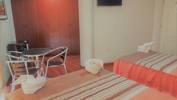 Room | Gebar bulu kapas, meja, seterika/papan seterika, Wi-fi percuma