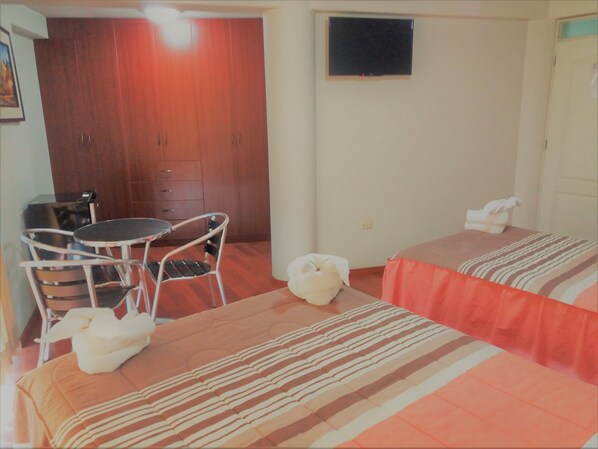 ルーム | 羽毛の掛け布団、デスク、アイロン / アイロン台、WiFi (無料)