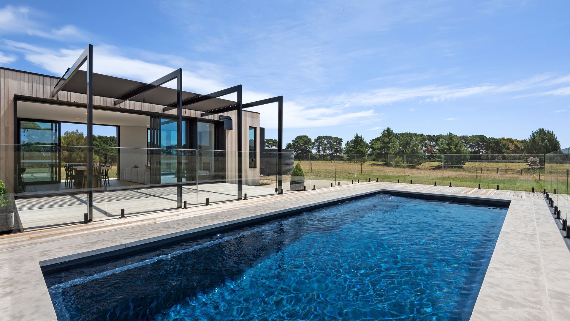 Et oppvarmet basseng