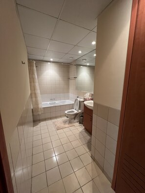 Haartrockner, Handtücher, Seife, Toilettenpapier