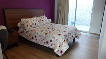 1 dormitori, planxa i posts de planxar, wifi i roba de llit