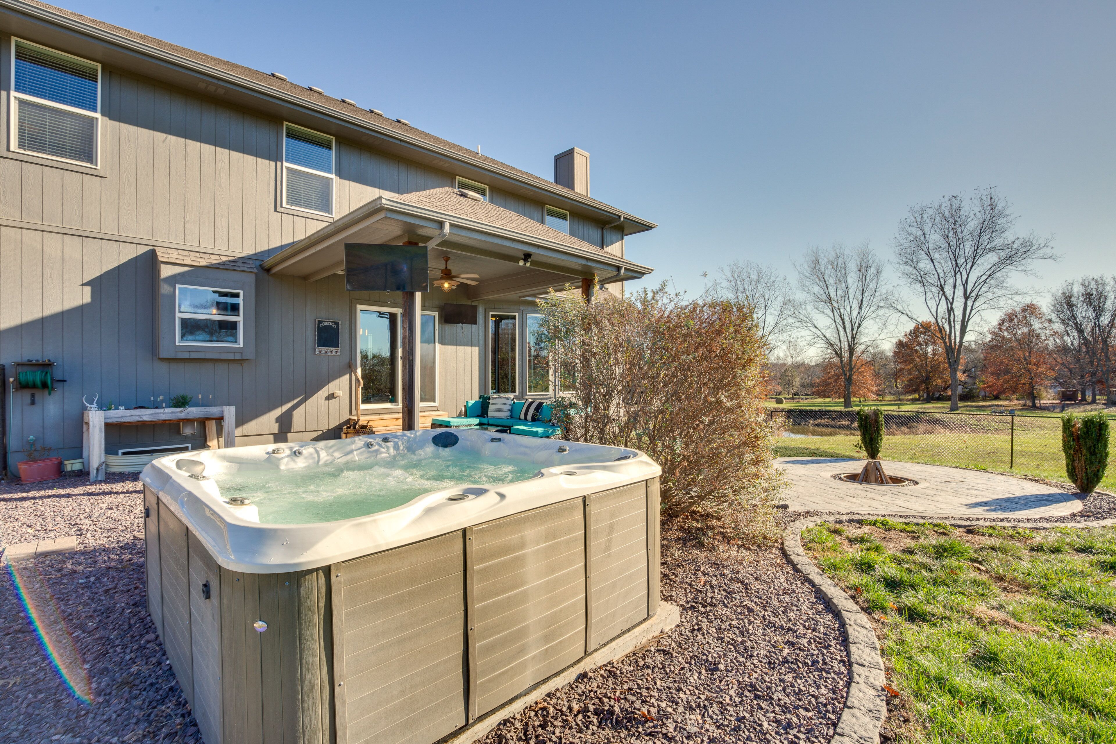 Luxe Missouri Getaway w/ Hot Tub & Fire Pit!