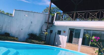 Casa com Piscina e Amplo Espaço com Churrasqueira