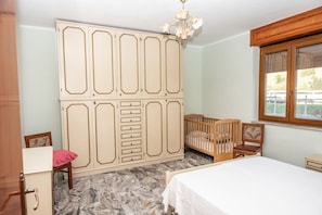 2 Schlafzimmer, Schreibtisch, Bügeleisen/Bügelbrett, WLAN
