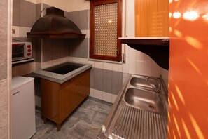 Fridge, oven, stovetop, coffee/tea maker