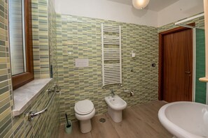 Sèche-cheveux, serviettes fournies