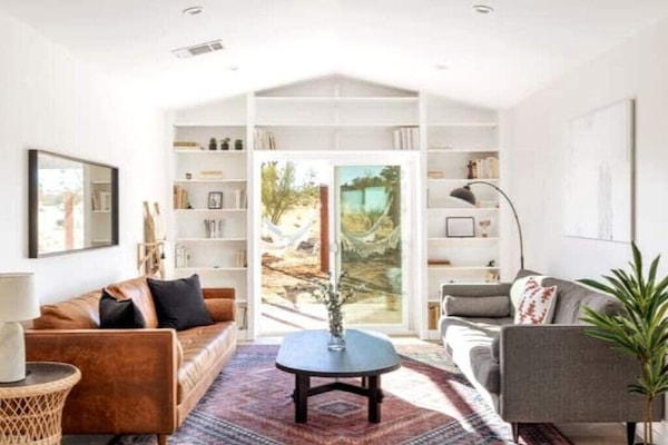 TV connectée, baby-foot, livres