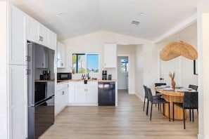 Geladeira, micro-ondas, cooktop, lava-louças