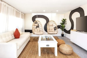 Smart TV, pebolim, livros