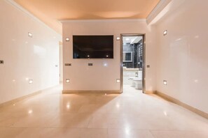 Interior - Descubre la esencia del lujo y la comodidad en este espectacular apartamento. (Madrid)