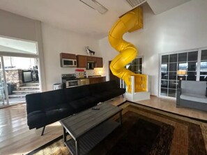 تلفزيون ذكي، مدفأة، ألعاب فيديو