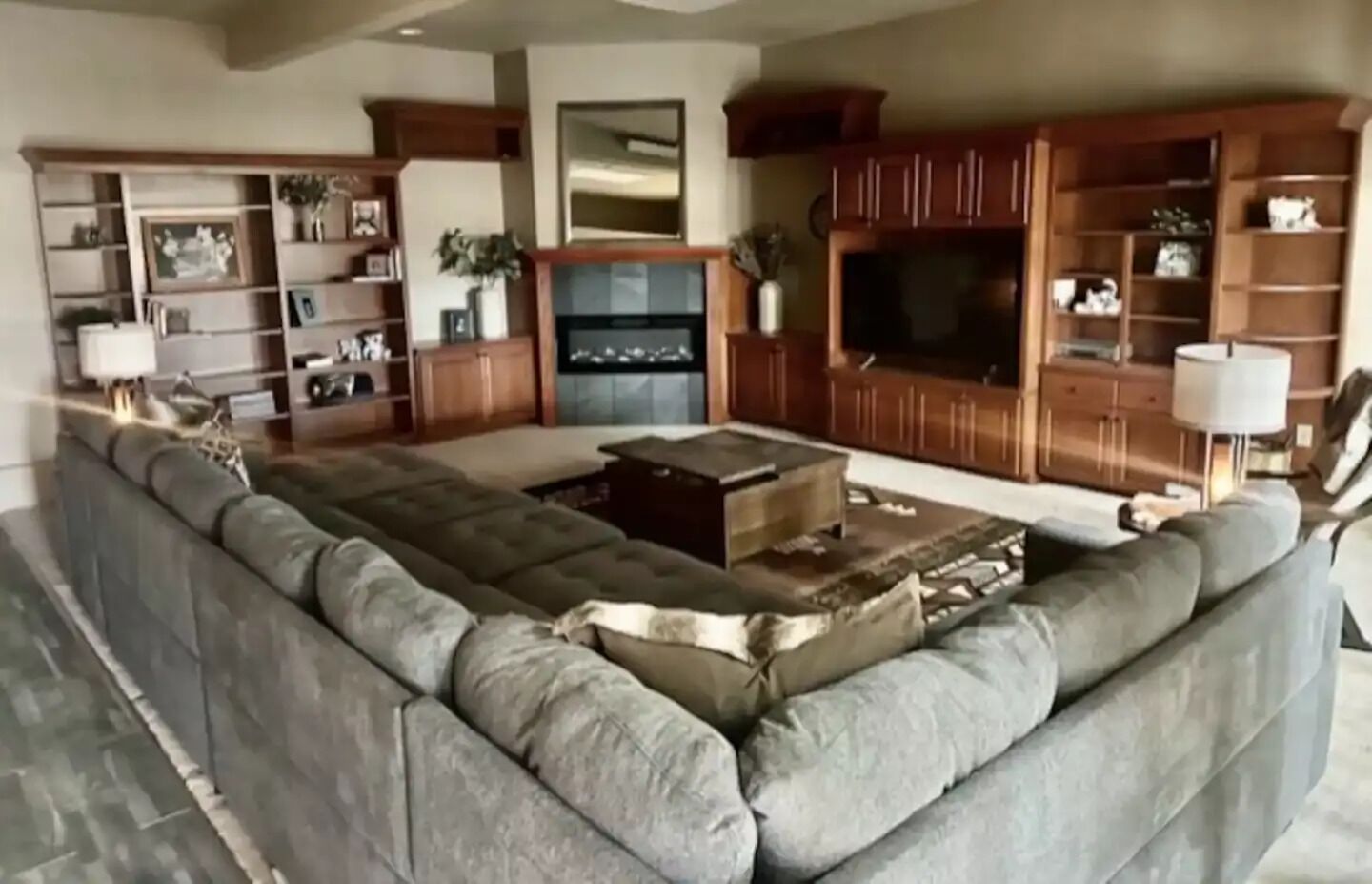 Una Smart TV, una chimenea, videojuegos