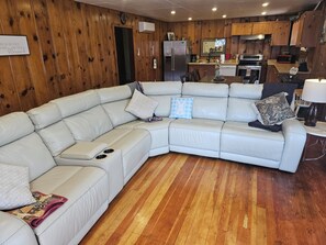 تلفزيون ذكي، مدفأة، كرة قدم الطاولة