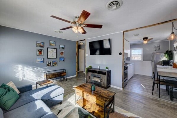 Smart TV, fireplace