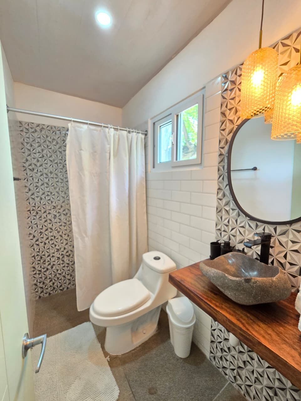 Quarto casal conforto, vista para a praia | Banheiro | Sabonete, shampoo, papel higiênico 