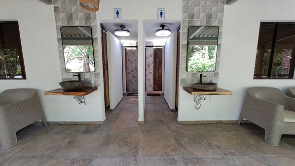 Handuk, sabun, sampo, dan tisu toilet