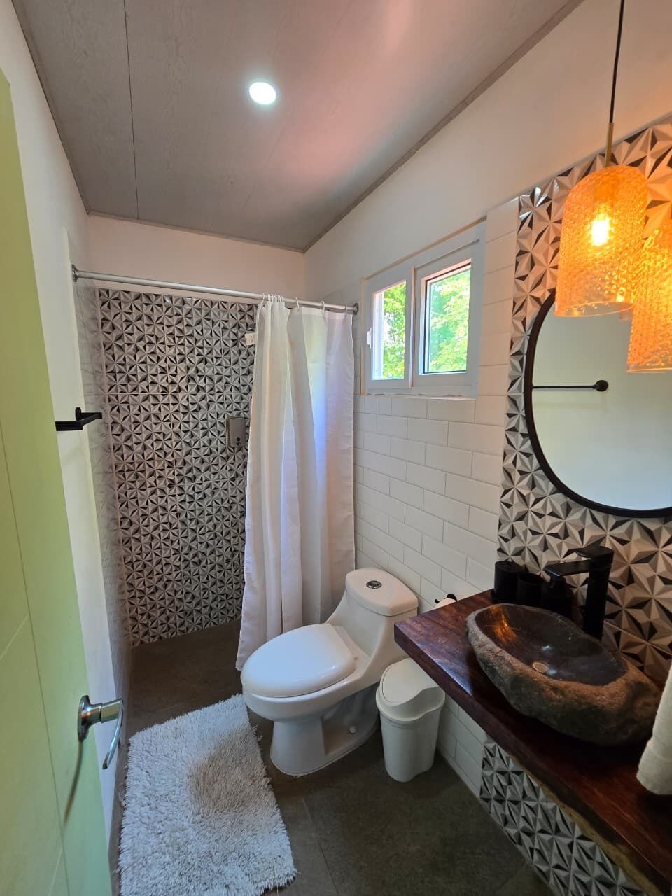 Habitación triple Confort, vista a la playa | Baño | Jabón, shampoo, papel de baño 