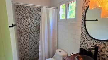 Habitación triple Confort, vista a la playa | Baño | Jabón, shampoo, papel de baño