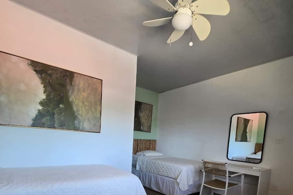 Chambre triple Confort, vue sur la plage | AccĂšs au Wi-Fi (inclus), literie fournie
