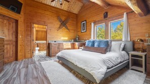 3 soverom, skrivebord, strykejern/-brett og reiseseng for barn