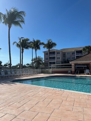 Una piscina al aire libre, una piscina climatizada