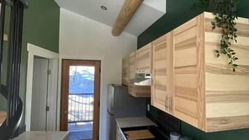 Réfrigérateur, four, plaque de cuisson, cafetiÚre/bouilloire