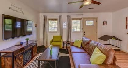 Dunes Homestead - Near Dunes + Lake + Dog Friendly