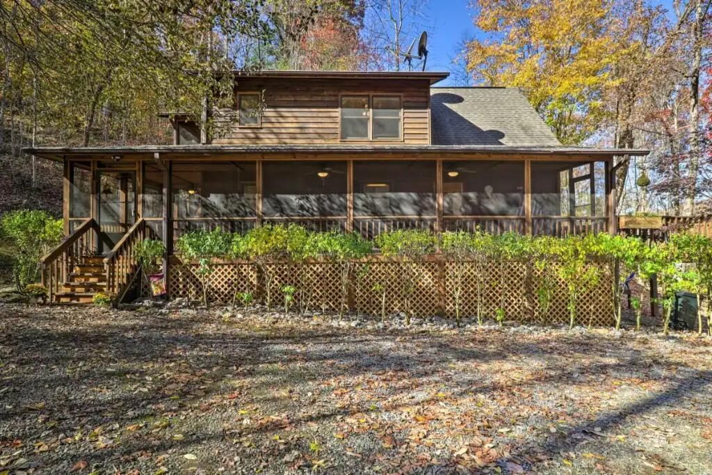 Lakefront Cabin Bordering Nat Park w/ Hot Tub!