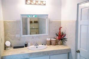 Doccia, asciugacapelli, asciugamani, sapone