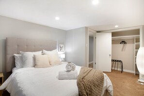 4 bedrooms, desk, iron/ironing board, travel crib - 4-bedroom detached home with recreation room and hot tub!  (Calgary)